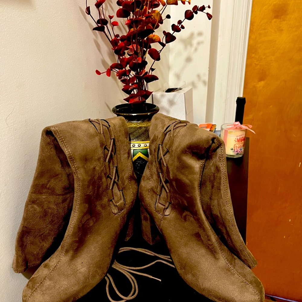 Iam selling boot that come to the knee they army green lace up with heel.